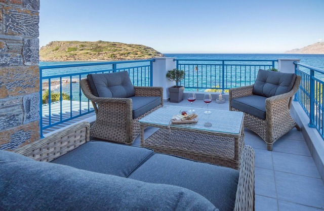 Seafront house with Jacuzzi, 20 meters to the Beach and Restaurants in Mochlos