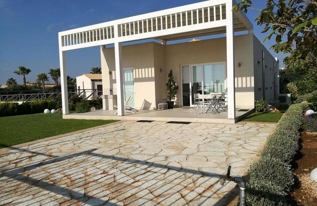 Seafront Villa "The Cliff"