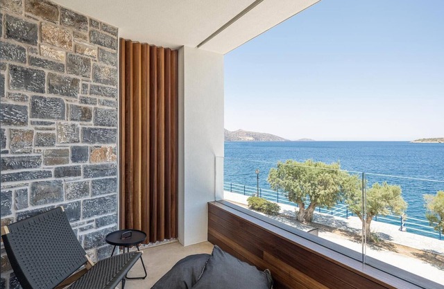 Seannamon Sea View Suite 1 steps from the beach