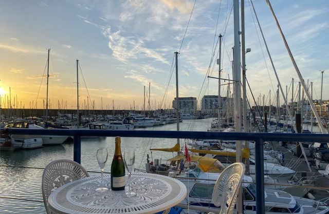 Seascape - Floating Home at Brighton Marina with free Parking