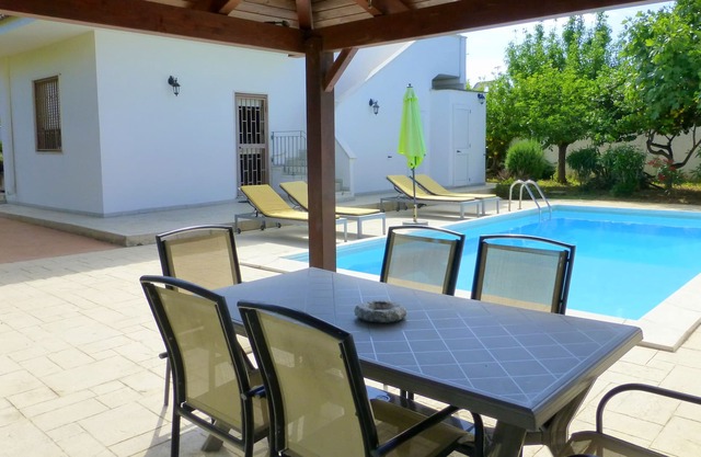 Seaside 3 bedroom villa. Private pool & garden. Free WiFi. Airport 25 mins