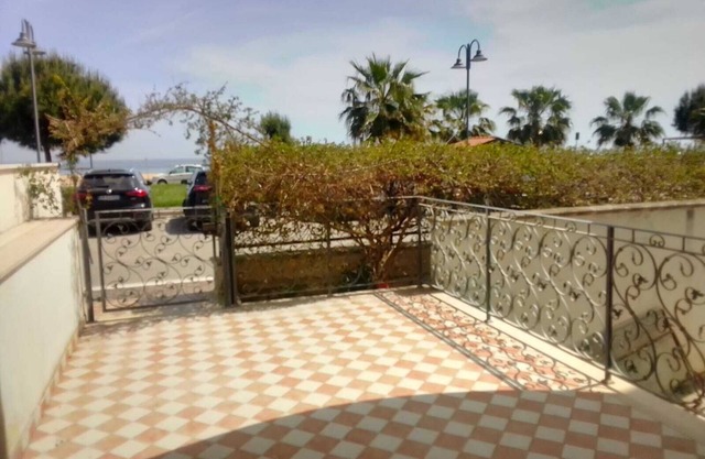 Seaside apartment with front terrace overlooking the beach