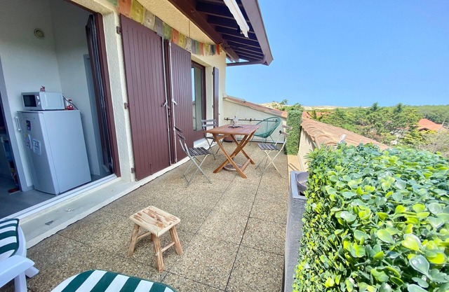 Seaside Apt: Walk to Beach & Shops, Terrace, Parking, WiFi