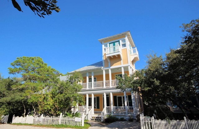 Seaside "Coquina" |3 BR | Sleeps 8 | Steps from 2 pools | Bikes
