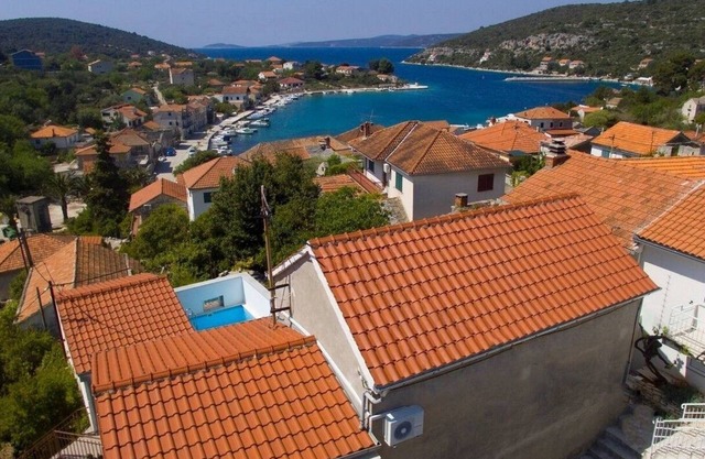 Seaside family friendly house with a swimming pool Drvenik Veliki, Drvenik (K-22085)