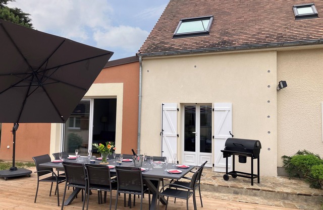 Seaside home, 1 min walk to the sandy beach, jacuzzi and plenty of outdoor space