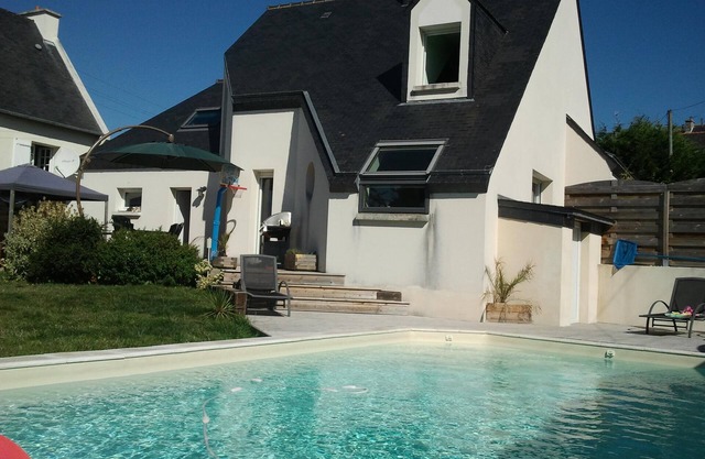 Seaside house with heated pool, beaches and shops on foot.