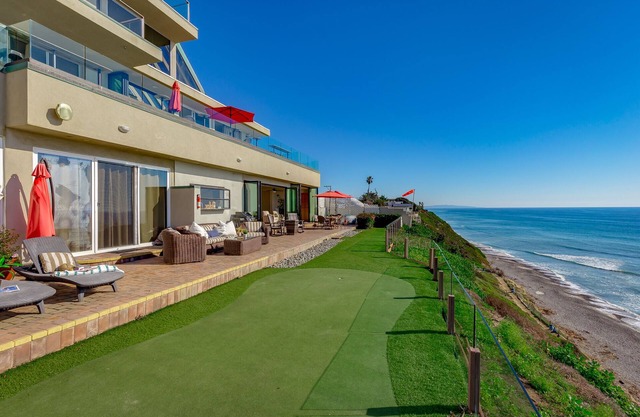 Seaside Luxury Duplex with Putting Green E950-0