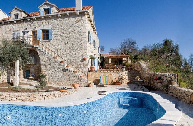 Seaside luxury villa with a swimming pool Milna, Brač (K-3100)