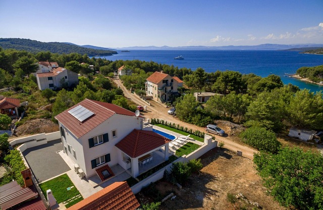 Seaside luxury villa with a swimming pool Cove Makarac, Brač (K-22637)