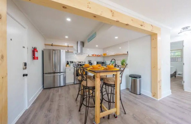 Seaside Sanctuary, 2 blocks to sand and free parking!