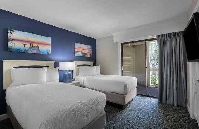 Seaside Splendor: Fully Remodeled 2BR Resort View