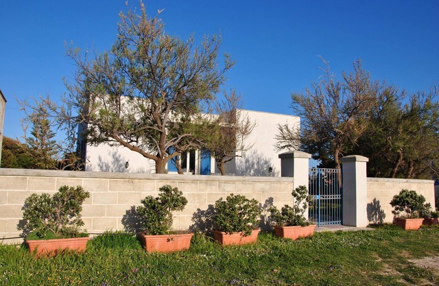 SEASIDE VILLA WITH PRIVATE GARDEN - CIN IT081009B4M69I8ID3