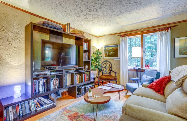Seattle Home w/Balcony: 1 Mi to Park & Water!