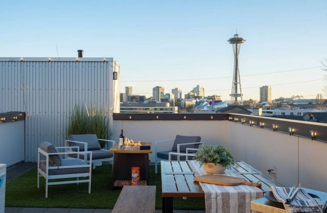 Seattle Luxury | Space Needle | Walkable | Parking