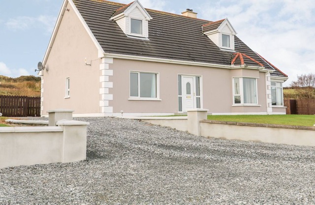 SEAVIEW, pet friendly, with open fire in Portsalon, County Donegal