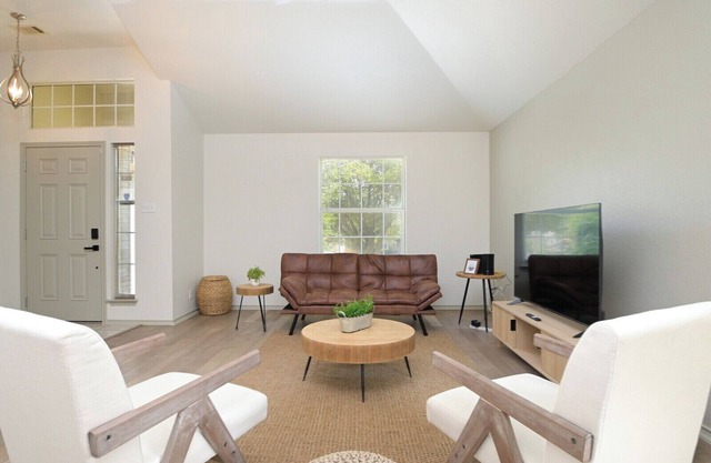 SeaWorld San Antonio! Quiet, 4-bedroom house. 12 guests.