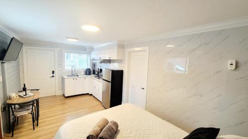 Secluded Bachelor Suite