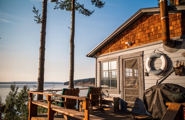 Secluded Beach Cabin on Historic Discovery Bay