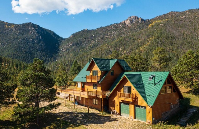Secluded cabin in Cascade with 360° views. Wildlife, Hiking, and Fishing