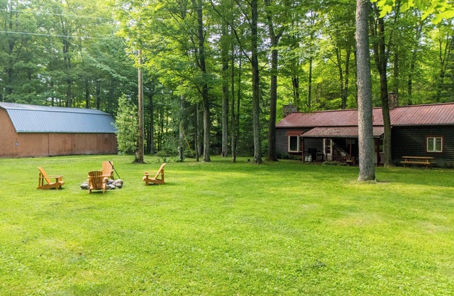 Secluded cabin on creek-Hiking, Fire Pit, Large Yard, Pet Friendly!