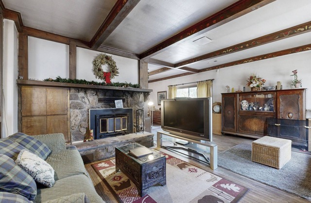 Secluded Charming house with private hot tub, and patio