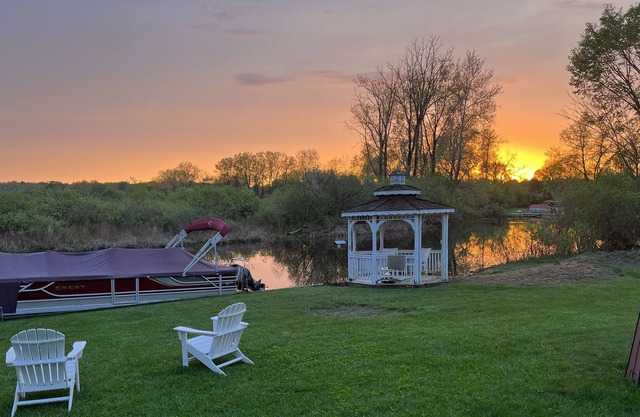 Secluded & cozy Vineyard Lake channel front cottage in Irish Hills- 5 Min to MIS