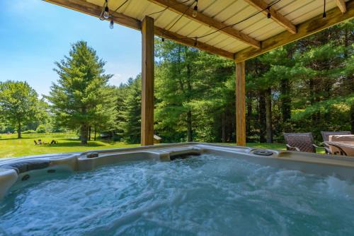 Secluded Getaway- 10 Mins to Blue Ridge Parkway, Sleeps 8, Hot Tub, Fire Pit