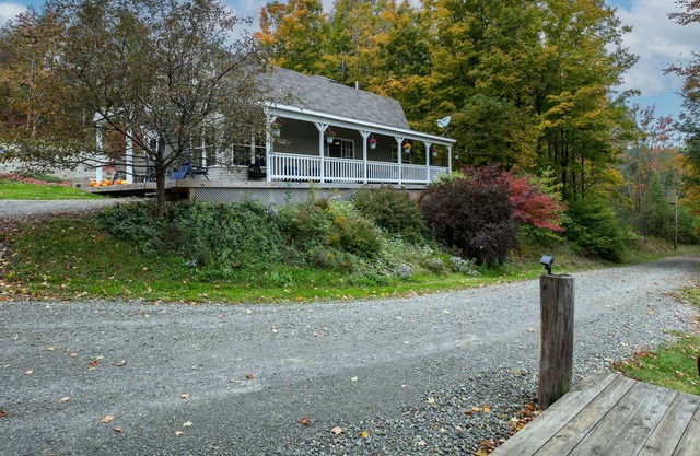 Secluded Hill Top Retreat with trails and views!