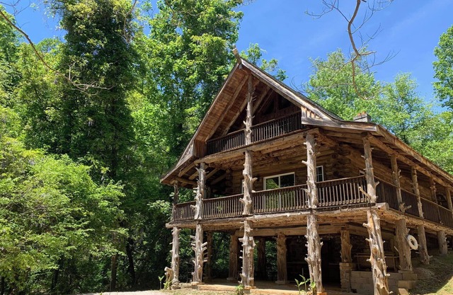 SECLUDED LAKE FRONT LOG CABIN