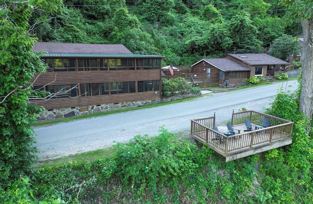 Secluded Lodge w/grill + Free Coffee and Tea