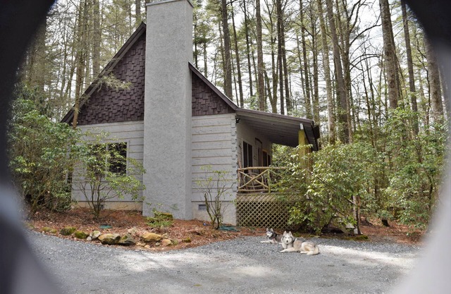 Secluded-Log Cabin-in town Cashiers-Pet Friendly