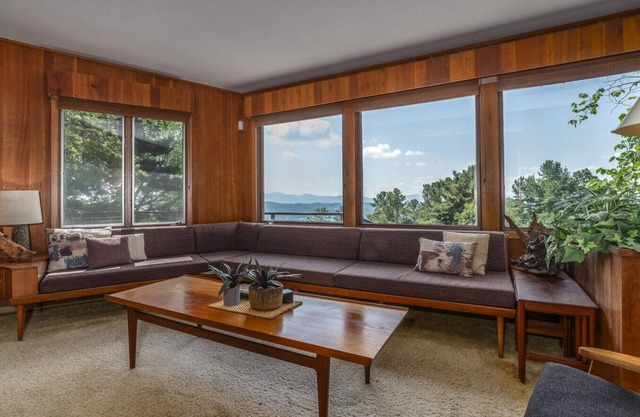 Secluded Mid-Century Retreat w/mtn views, near WLU, VMI