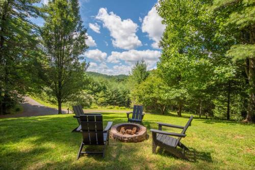 Secluded & Private Retreat- Hot Tub, Fire Pit, Near New River State Park