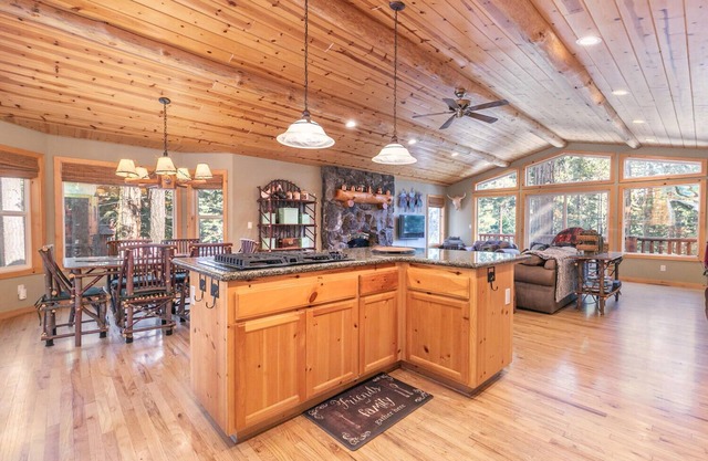 Secret Garden Lodge - 4BR Walking Distance to the Lake, Hot Tub