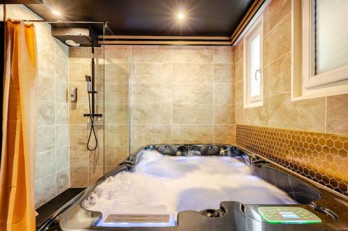Secret SPA Jacuzzi & Cinema