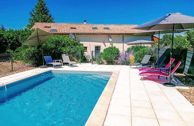 Secure gated/fenced heated pool. Short drive to historic towns and restaurants