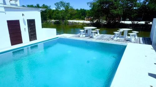 See Belize WATERSIDE Sea View Apt for 6 with Kitchen, Balcony, Infinity POOL & Overwater Deck, 2nd Floor