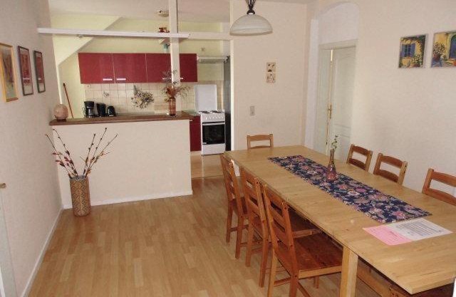 Sehr-schoene-4-Raum-Maisonette-Fewo-mit-110qm-Balkon-zentral-preiswert-T7