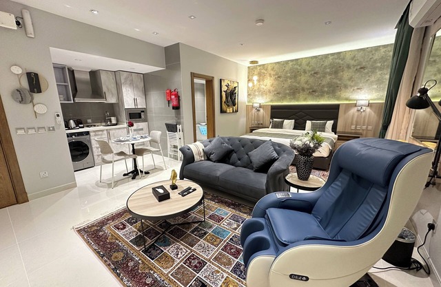 Self Check-in Luxury Studio near to airport with HotTub, WiFi & 75" Smart TV