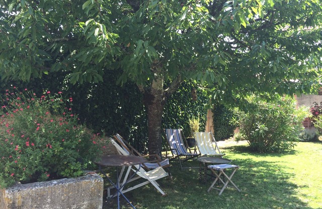 Self-contained apartment in beautiful Charentaise town