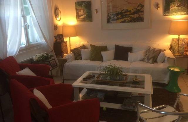 Semi-detached house on one side with a charming 75m2 apartment in the village