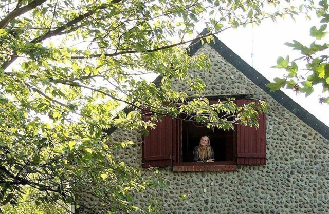 Semi-detached house in Willies with private garden and children's games