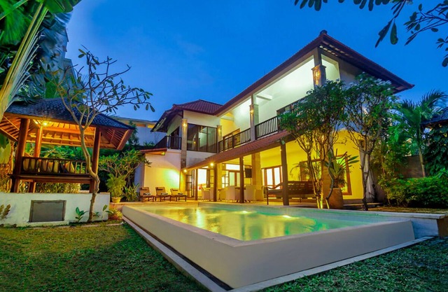 SEMINYAK, WALK TO BEACH, 7 BDRM, AMAZING VALUE