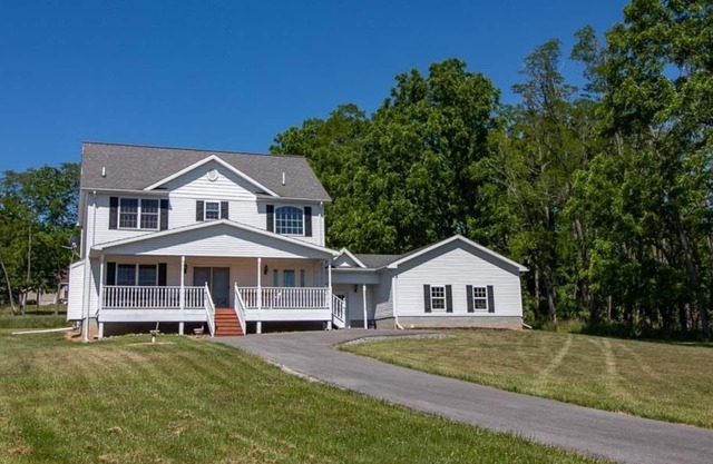 Seneca Manor: "Right Along Seneca Lake Wine Trail - Near Geneva!"