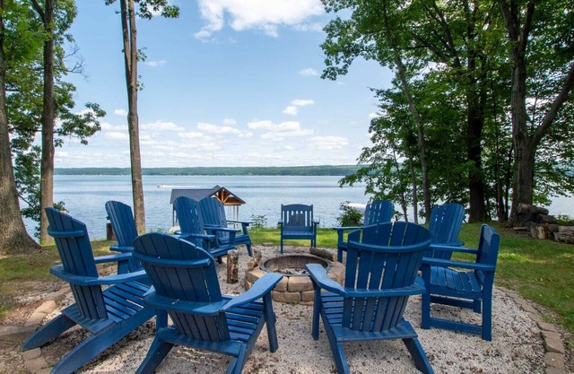 Seneca Shores: Attention Wine Trail and Lakefront Enthusiasts!