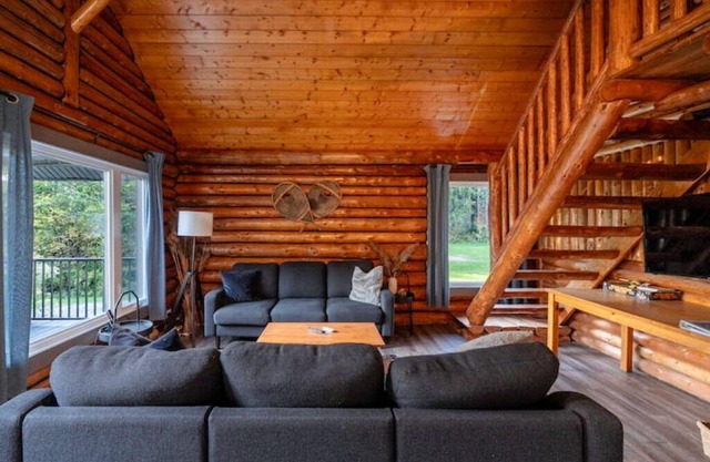 Serene Log Getaway Near Trails w/Outdoor Hot Tub