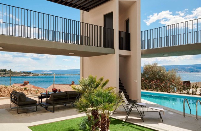 Serene 6-BR Villa for 12 with pool, close to the beach