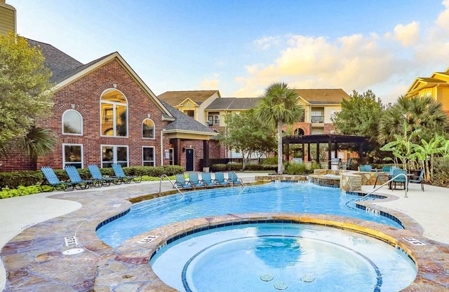 Serene and Cozy Family-friendly1 bdrm Apt w/Lakeview in Pearland, TX!