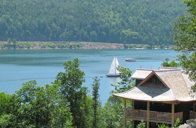 Serene home with spacious deck and views - perfect to relax near Acadia !